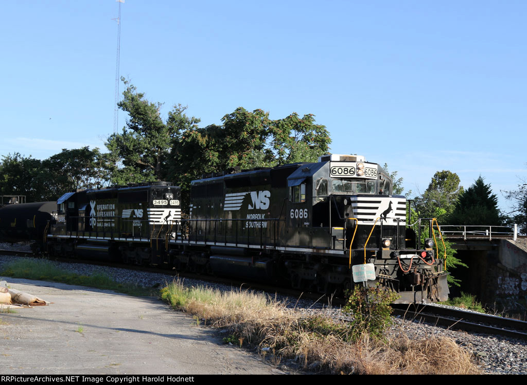 NS 6086 & 3495 lead train P10 